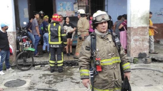 Bomberos rescataron a un perrito y atendieron a un herido tras un incendio en Guayaquil. El interior de una casa de dos plantas con su taller se consumieron en las calles Febres Cordero y Guaranda.