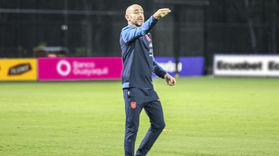 Félix Sánchez Bas dirige un entrenamiento en Sídney, el 22 de marzo de 2023.