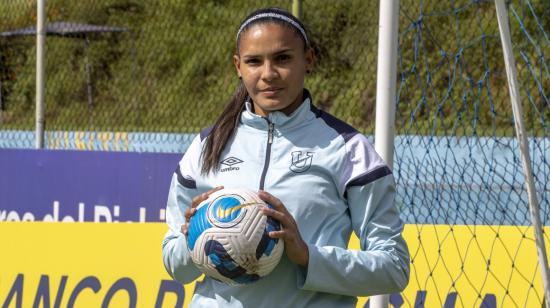 Lilihoski García sostiene una pelota en el complejo de Universidad Católica, en La Armenia.