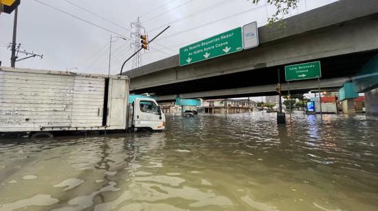 Una avenida principal del norte de Guayaquil, inundada, el 23 de marzo de 2023. 