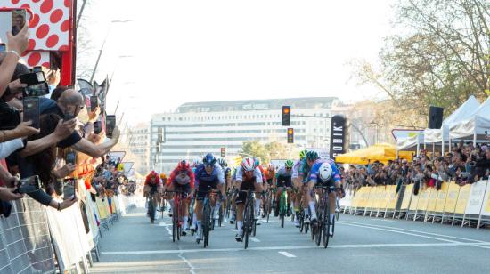 Kaden Groves cruza la meta de la cuarta etapa de la Volta Catalunya, el 23 de marzo de 2023.