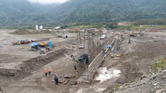 Pilotes y vigas componen las primeras obras de protección del Coca Codo Sinclair, que enfrenta la amenaza de la erosión del río Coca. Foto del 23 de marzo de 2023.