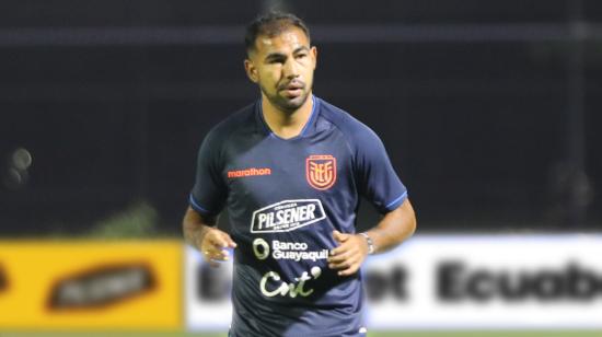 Junior Sornoza, durante un entrenamiento con la selección de Ecuador en Australia, el 22 de marzo de 2023.