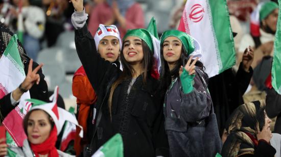 Tres mujeres iraníes apoyan a su selección en un partido de fútbol amistoso, el 23 de marzo de 2023.