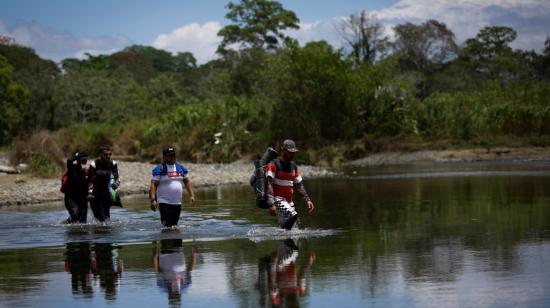 Imagen referencial. Personas migrantes cruzan el río Tuquesa, el 10 de marzo de 2023, en Darién (Panamá). 