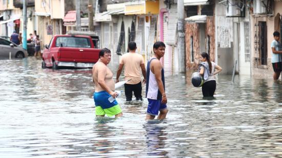 En el sector de Sauces 6, las calles se inundaron después de una fuerte lluvia. El nivel de agua no descendía hasta la tarde de este 23 de marzo de 2023.