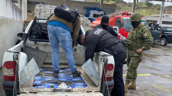 Durante un control, militares hallaron un doble fondo en una camioneta que transportaba 129 paquetes de droga, este 23 de marzo de 2023.