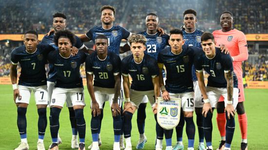 Los jugadores ecuatorianos posan para una foto antes del partido ante Australia, en Sidney, el 24 de marzo de 2023.