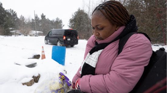 Una mujer del Congo busca cruzar Roxham Road, en la frontera entre Estados Unidos y Canadá, el 17 de febrero de 2023. 