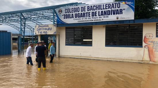 La ministra de Educación, María Brown, junto a personal técnico, en un colegio de El Guabo, el 24 de marzo de 2023. 