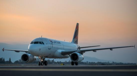 Foto referencial de un avión de LATAM Ecuador, el 23 de marzo de 2023.