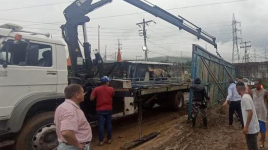 Trabajo de reparación de un muro caído en la cárcel de Guayaquil, el 24 de marzo de 2023. 