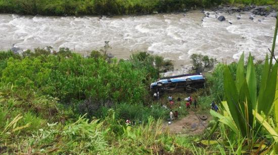 Imagen del bus de transporte público accidentado en Cotacachi, Imbabura, el 24 de marzo de 2023. 