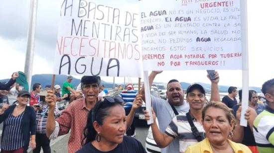 Habitantes de Bahía de Caráquez realizaron un plantón, el 21 de marzo, en el puente Los Caras (Manabí) para exigir que se restablezca el servicio de agua potable. 