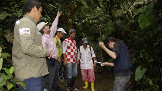 Técnicos durante una visita al proyecto minero Pacto, de Enami.  Junio de 2014.