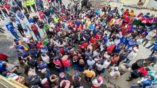 Los pobladores de Alausí se reunieron con el gobernador de Chimborazo el viernes 24 de marzo de 2023.