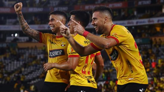 Jugadores de Barcelona celebran en el partido ante Delfín, en el estadio Banco Pichincha, el 4 de marzo de 2023.