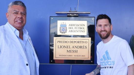 Claudio Tapia, presidente de la AFA, junto a Lionel Messi en el complejo deportivo de Ezeiza, el 25 de marzo de 2023.