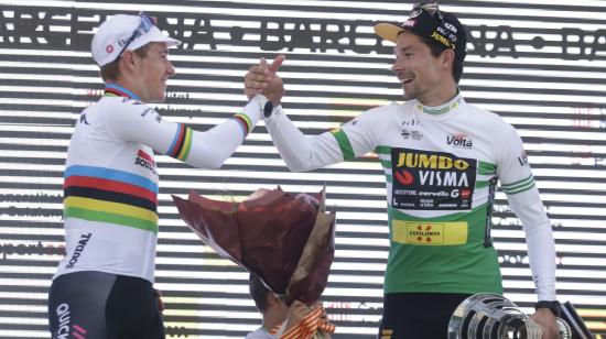 Remco Evenepoel (i) y Primoz Roglic (d), se saludan en el podio tras la Etapa 7 de la Volta Catalunya, el 26 de marzo de 2023.