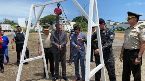 Juan Zapata, ministro del Interior, en el arranque de la construcción de la UVC de Machala para la Policía.