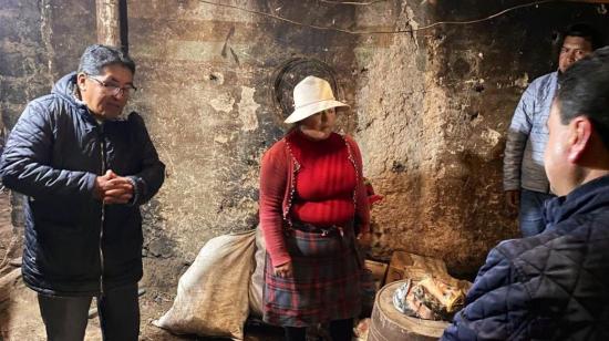 Personal del MIES visita a familias afectadas por el terremoto en Nabón (Azuay). que pueden recibir el bono de contingencia. 