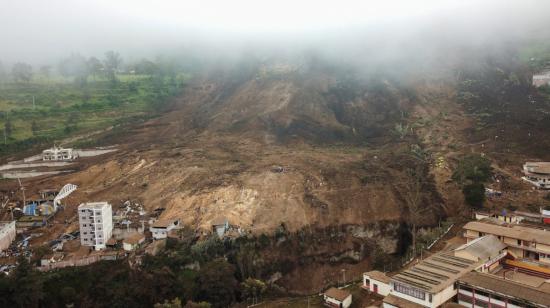 Vista aérea de un tramo de la vía que colapsó sobre Alausí, el 27 de marzo de 2023. 