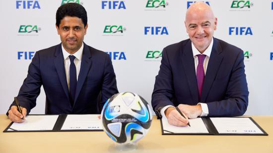 Nasser Al-Khelaifi, presidente de la Asociación Europea de Clubes y Gianni Infantino, presidente de FIFA, firman un acuerdo el 27 de marzo de 2023.