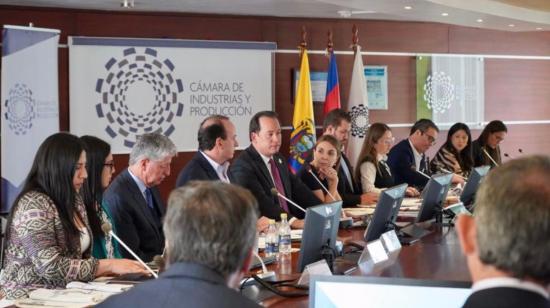 Representantes de las Cámaras de Industrias reunidos con el ministro de Gobierno, Henry Cucalón, Quito, el 21 de marzo de 2023. 