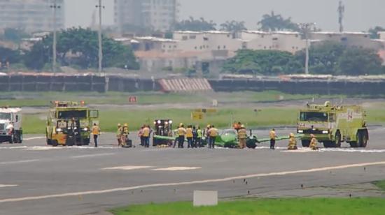 Vista de un tramo de la pista del aeropuerto de Guayaquil, cerrado, 27 de marzo de 2023. 