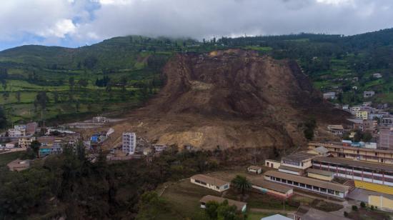 Fotografía aérea muestra la destrucción causada por un deslizamiento de tierra, en Alausí, la noche del 26 de marzo de 2023.