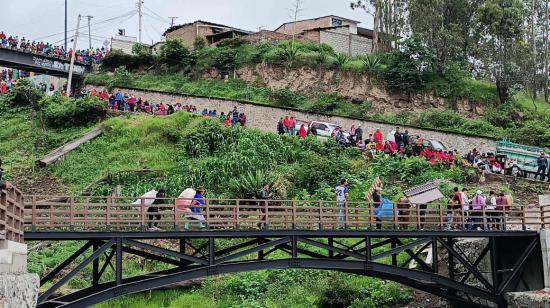 Moradores de Alusí forman hileras de vehículos y pesonas hacia la zona segura de la ciudad, el 27 de marzo de 2023.