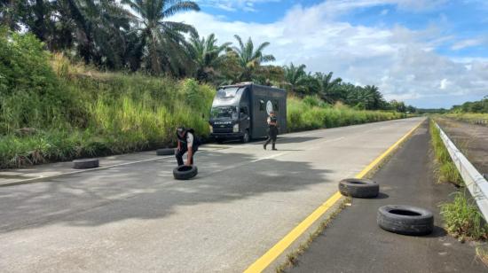 Policías durante un operativo en el anillo vial de Quevedo, el 27 de marzo de 2023.