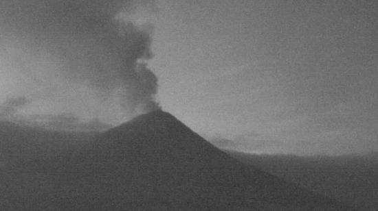 Imagen del volcán Cotopaxi y su nube de ceniza, el 28 de marzo de 2023. 