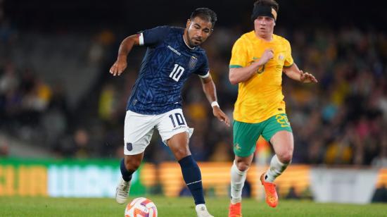 El ecuatoriano Junior Sornoza conduce una pelota en el partido ante Australia, en Melbourne, el 28 de marzo de 2023.