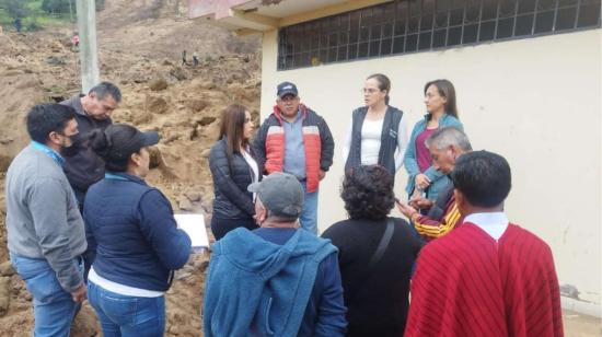 Autoridades en la Unidad Educativa Federico González Suárez, una de las más afectadas por el deslave en Alausí, el 27 de marzo de 2023. 