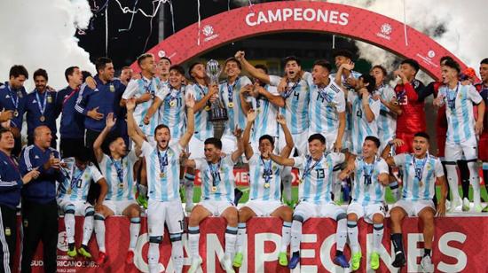 Los jugadores argentinos festejan el título del Sudamericano Sub 17 de 2019, en Perú.