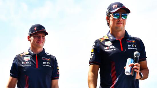 Los pilotos de Red Bull, Max Verstappen y Sergio 'Checo' Pérez caminan con la indumentaria de su escudería. 