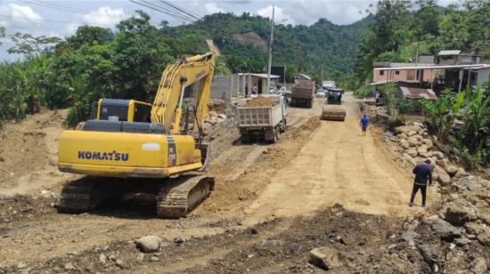 Imagen referencial de maquinaria del Ministerio de Transporte, en Azuay el 29 de marzo de 2023.