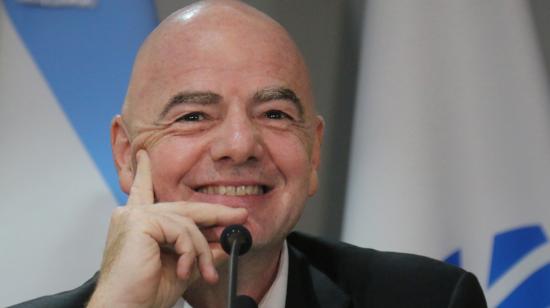 El presidente de la FIFA, Gianni Infantino, sonríe durante una rueda de prensa en Paraguay, el 30 de marzo de 2023.