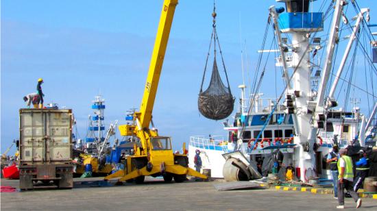 Descarga de un buque pesquero en el Terminal Pesquero y Cabotaje de Manta, el 21 de julio de 2021.