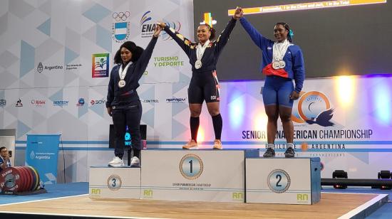 Las ecuatorianas Neisi Dajomes y Tamara Salazar en el podio tras ganar medallas de oro y bronce en el total olímpico de la categoría de 81 kilogramos, en el Panamericano de Levantamiento de Pesas, en Bariloche, el 31 de marzo de 2023. 