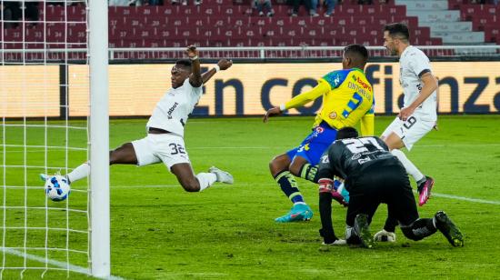 Renato Ibarra marca un gol en el partido de Liga ante Gualaceo, el 31 de marzo de 2023.