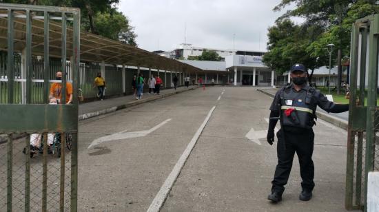 Un guardia de seguridad privado cierra un portón del Hospital Teodoro Maldonado del IESS, al sur de Guayaquil. La directora financiera de esa casa de salud fue asesinada el 28 de marzo de 2023.