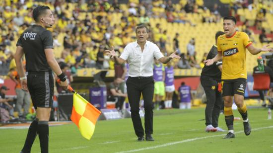 Fabián Bustos y Fernando Gaibor, de Barcelona, reclaman al juez de línea en el partido ante Mushuc Runa, el 1 de abril de 2023. 