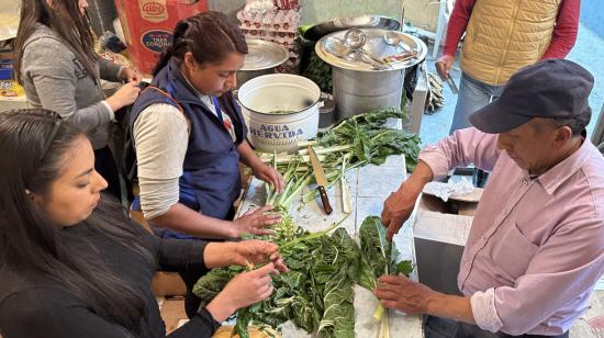 Cocinan para los damnificados y los rescatistas del deslave en Alausí. 