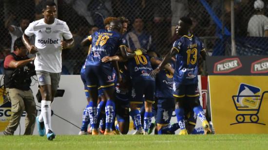 Los jugadores de Delfín festejan uno de los goles ante Emelec, el 1 de abril de 2023. 