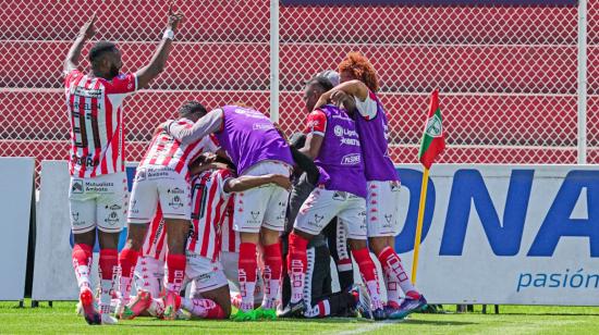 Los jugadores de Técnico Universitario festejan uno de los goles ante Deportivo Cuenca, el 2 de abril de 2023.