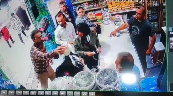 Un iraní arroja yogur a dos mujeres por no usar el velo. 