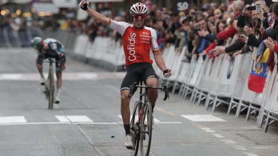 Ion Izagirre cruza la meta en primer lugar en el Gran Premio Miguel Induráin, el 1 de abril de 2023. El ecuatoriano Richard Carapaz terminó en el puesto 11.