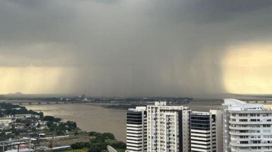 Panorámica de Guayaquil en un día lluvioso, el 29 de marzo de 2023. 